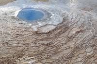 Source chaude avec dépôts cristallins (Hveravellir, Islande)